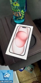 Destaca-se Imagem Enviada por Comprador do Apple iPhone 15 (256 GB) na Mesa