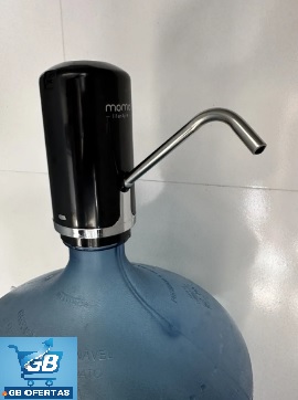 Destaca-se a Bomba Elétrica Para Galão Momo Lifestyle Preta Lateralmente