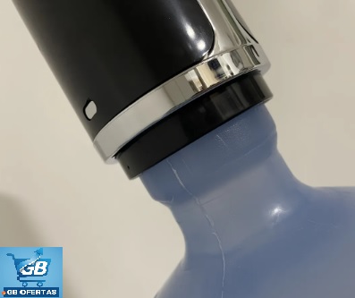 Destaca-se o Encaixe da Bomba Elétrica Para Galão Momo Lifestyle