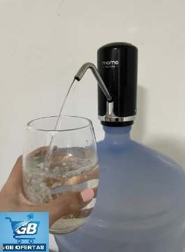 Destaca-se a Bomba Elétrica Para Galão Momo Lifestyle em Uso