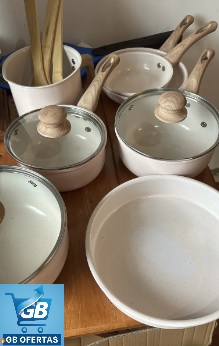 Jogo De Panelas Cerâmico Indução Tuut Ecoglide 10 Peças Real1 Destaca-se Imagem do Jogo De Panelas Cerâmico Indução Tuut Ecoglide 10 Peças na Mesa