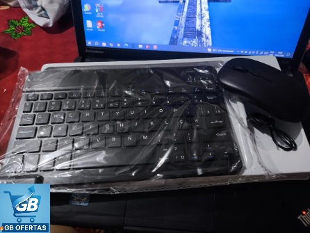 Destaca-se na Imagem o Kit Teclado E Mouse Sem Fio Recarregavel Wireless Bluetooth no PC em Casa