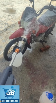 Lavadora Lava Jato Portátil Pressão 2 Baterias Real1 Destaca-se Imagem Enviada por Comprador da Lavadora Lava Jato Portátil Pressão 2 Baterias em Uso Lavando a Moto