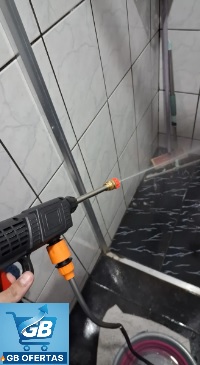 Lavadora Lava Jato Portátil Pressão 2 Baterias Real3 Destaca-se Imagem Enviada por Comprador da Lavadora Lava Jato Portátil Pressão 2 Baterias em Uso Lavando a Casa