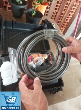 Lavadora Lava Jato Portátil Pressão 2 Baterias Real4 Destaca-se Imagem Enviada por Comprador da Lavadora Lava Jato Portátil Pressão 2 Baterias Segurando na Mão