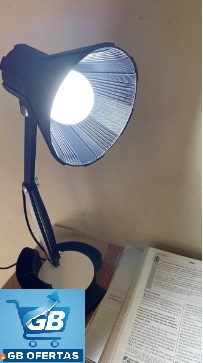 Destaca-se Imagem Enviada Pelo Comprador da Luminária Articulável com Porta Lápis, Caneta E Suporte de Celular em Leitura Na Sala