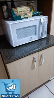 Destaca-se Imagem Enviada por Comprador do Micro-ondas Electrolux 20L Branco com Função Tira Odor na Cozinha