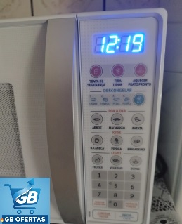 Destaca-se Imagem Enviada por Comprador Destacando o Painel do Micro-ondas Electrolux 20L Branco com Função Tira Odor