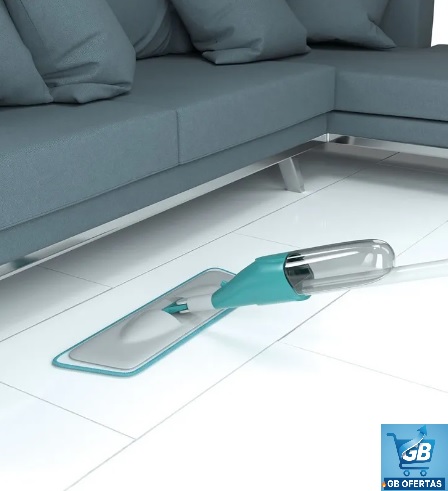 Mop Spray Fit Microfibra Verde Reservatório 365ml Flash Limp Pro3 Destaca-se Imagem Ilustrativa do Mop Spray Fit Microfibra Verde Reservatório 365ml Flash Limp Limpando a Sala
