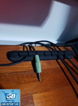 Destaca-se o Organizador De Fios E Cabos Adesivo em cima da mesa