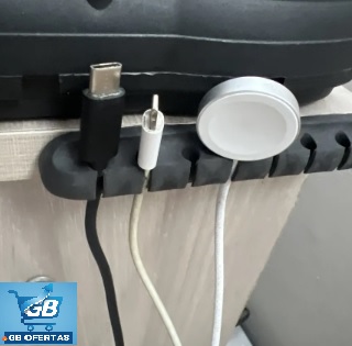 Destaca-se o Organizador De Fios E Cabos Adesivo colado atrás da mesa