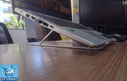 Destaca-se o Suporte Para Notebook Davely montado com notebook em cima