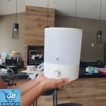 Destaca-se o Umidificador e Aromatizador de Ar Ultrassônico Tronos GL2102 2,8L Bivolt Fora da Caixa na Mão do Comprador