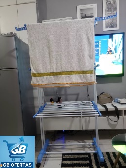 Varal De Chão Grande De Roupas 3 Andares Dobrável Real3 Destaca-se Imagem Enviada por Comprador do Cabide no Varal De Chão Grande De Roupas 3 Andares Dobrável Montado em Uso na Sala