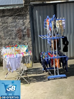 Varal De Chão Grande De Roupas 3 Andares Dobrável Real4 Destaca-se Imagem Enviada por Comprador do Cabide no Varal De Chão Grande De Roupas 3 Andares Dobrável Montado em Uso no Quintal