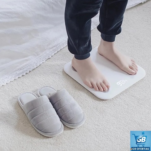 Destaca-se Imagem Ilustrativa da Balança Corporal Inteligente Bioimpedância Xiaomi Mi Body 2 em Uso