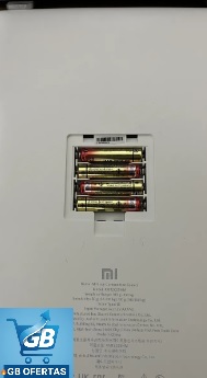 Destaca-se Imagem Enviada e Avaliada por Comprador da Balança Corporal Inteligente Bioimpedância Xiaomi Mi Body 2 Mostrando as Pilhas