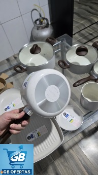 Destaca-se Imagem Enviada e Avaliada por comprador Segurando o Conjunto de Panelas 8 Peças Ceramic Life Smart Plus Vanilla - Brinox Parte de Baixo