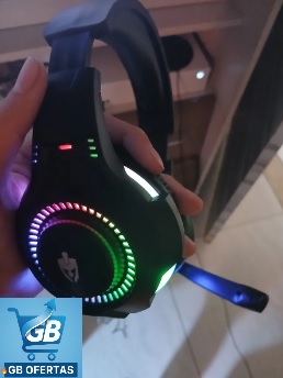 Destaca-se Imagem Enviada e Avaliada por Comprador do Fone De Ouvido Headset Gamer Rgb Led Pc e Video Game Segurando na Mão