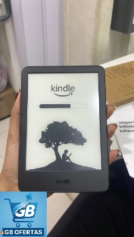 Destaca-se Imagem Enviada e Avaliada por Comprador do Leitor Eletrônico Kindle 11th Gen 16gb 6 Polegadas na Mão
