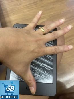 Destaca-se Imagem Enviada e Avaliada por Comprador Mostrando o Tamanho com a Mão do Leitor Eletrônico Kindle 11th Gen 16gb 6 Polegadas