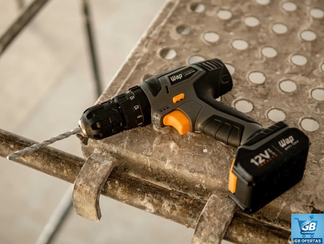 Destaca-se Imagem Ilustrativa da Parafusadeira e Furadeira com Impacto WAP BPFI 12K4 com Led de Iluminação Maleta na Bancada