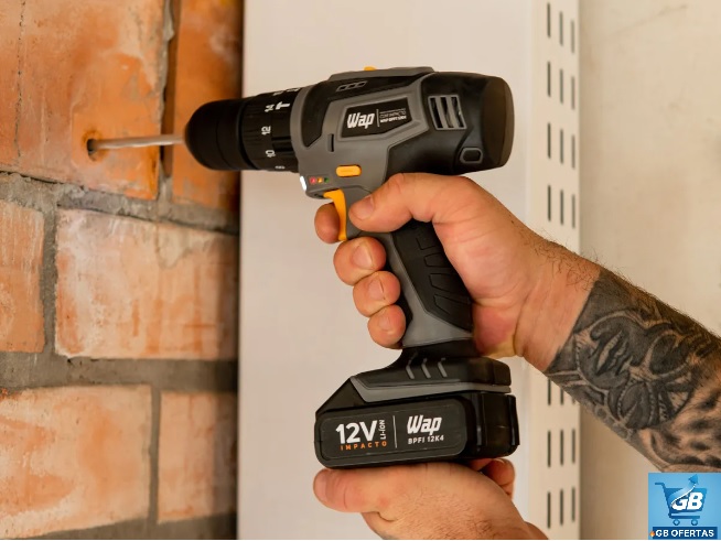 Destaca-se Imagem Ilustrativa da Parafusadeira e Furadeira com Impacto WAP BPFI 12K4 com Led de Iluminação Maleta em Uso