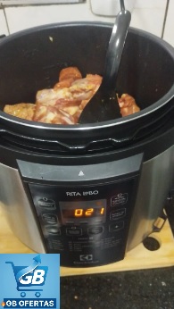 Panela de Pressão Elétrica Electrolux por Rita Lobo 6L Preta Experience Digital PCC20 Real1 Destaca-se Imagem Enviada e Avaliada da Panela de Pressão Elétrica Electrolux 6L Cozinhando um Frango